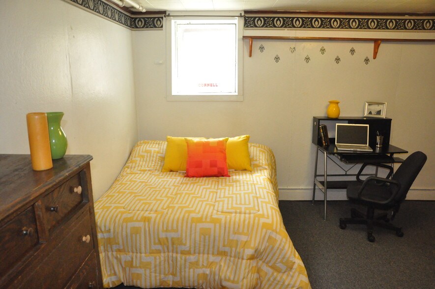 Bedroom - 212 Linden Ave