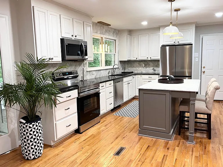 Kitchen - 5005 N Hills Dr