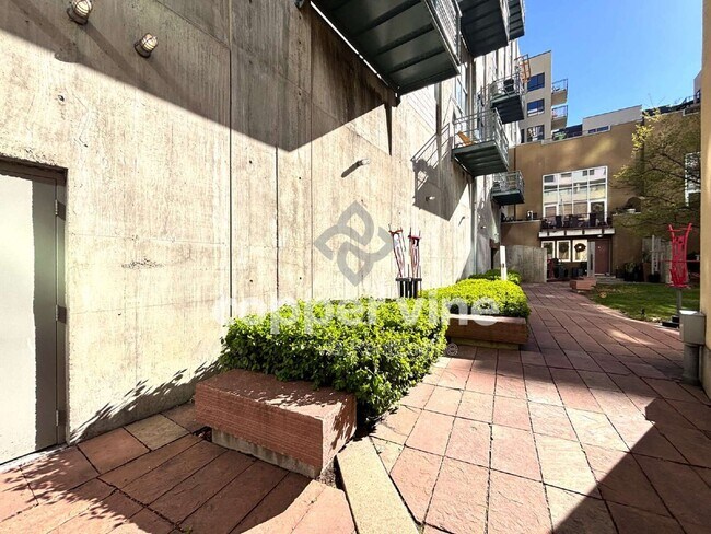 Building Photo - 1050 Cherokee St