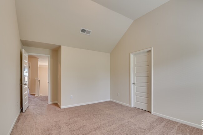 Building Photo - 5014 Vine Ln