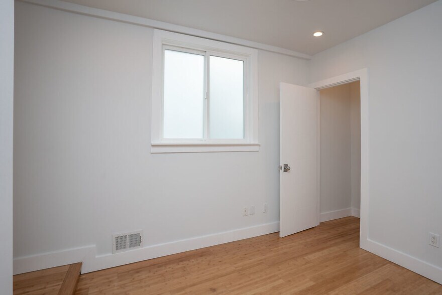 Building Photo - 1461 Thomas Ave
