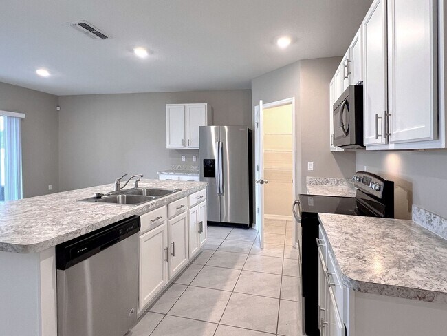 Building Photo - Four-Bedroom Home Near Lake Hartridge