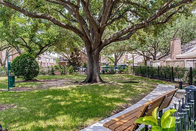 Building Photo - 13830 Hollowgreen Dr