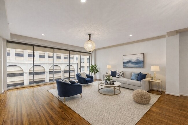 Building Photo - 917 Main St