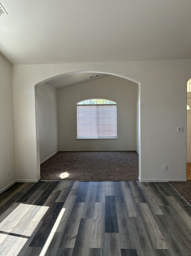 Building Photo - 3 Bedroom 2 Bath Home