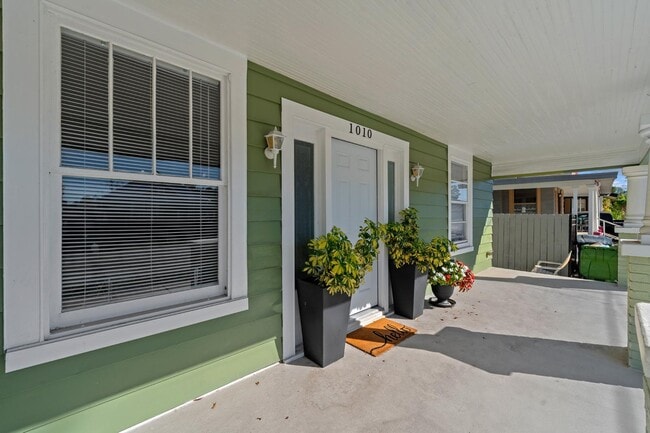 Building Photo - 1010 E Lake Ave