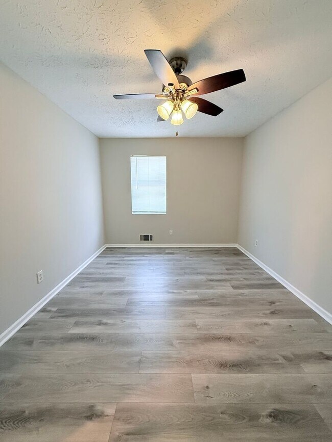 Building Photo - Downtown Sugar Hill Townhome - 2 bed/1.5 bath end unit