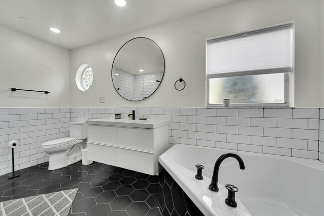 Building Photo - 945 Sunflower Ave