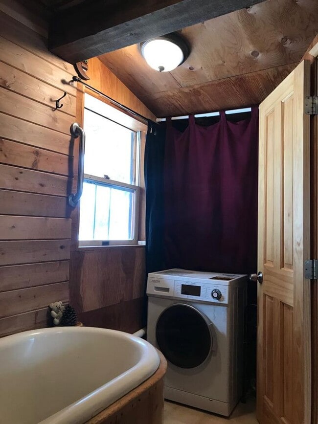 Building Photo - Rustic Cabin for Rent October 2025 thru Ma...