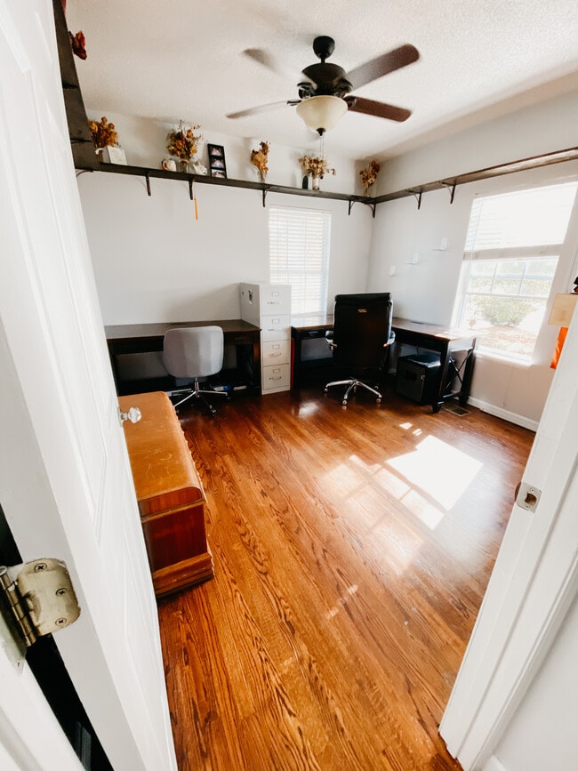 Building Photo - 805 Mountain Creek Rd