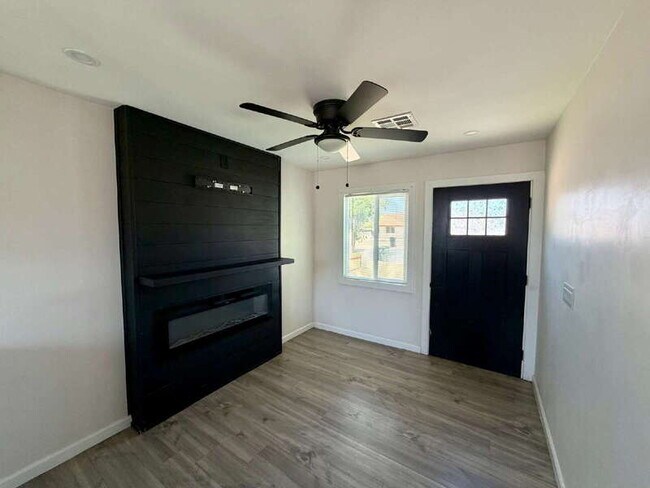 Building Photo - 1447 E Mountain View Rd