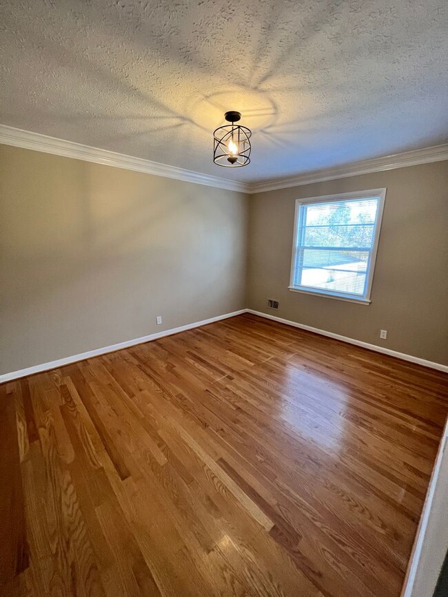 Building Photo - Adorable home in Highview