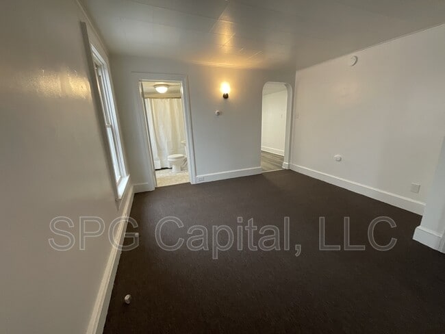 Building Photo - 932 W Princess St