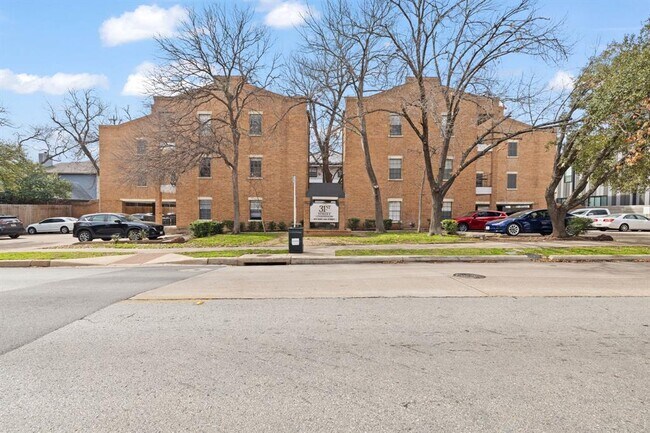 Building Photo - 203 E 31st St