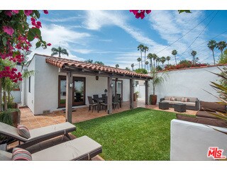 Building Photo - 9031 Rosewood Ave