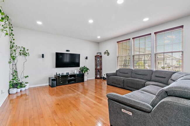 Building Photo - 3557 Crestwood Ln