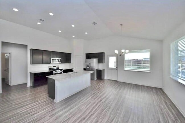 Building Photo - 16829 Aventura Ave