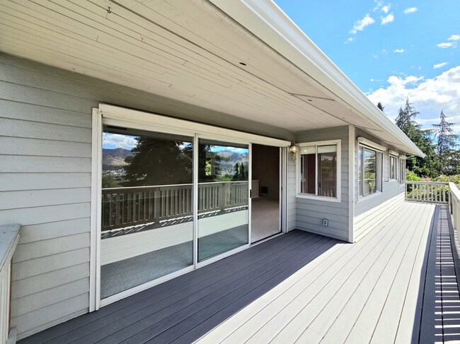 Building Photo - Extra Large 4-Bed, 2.5-Bath for Rent in East Wenatchee SD!