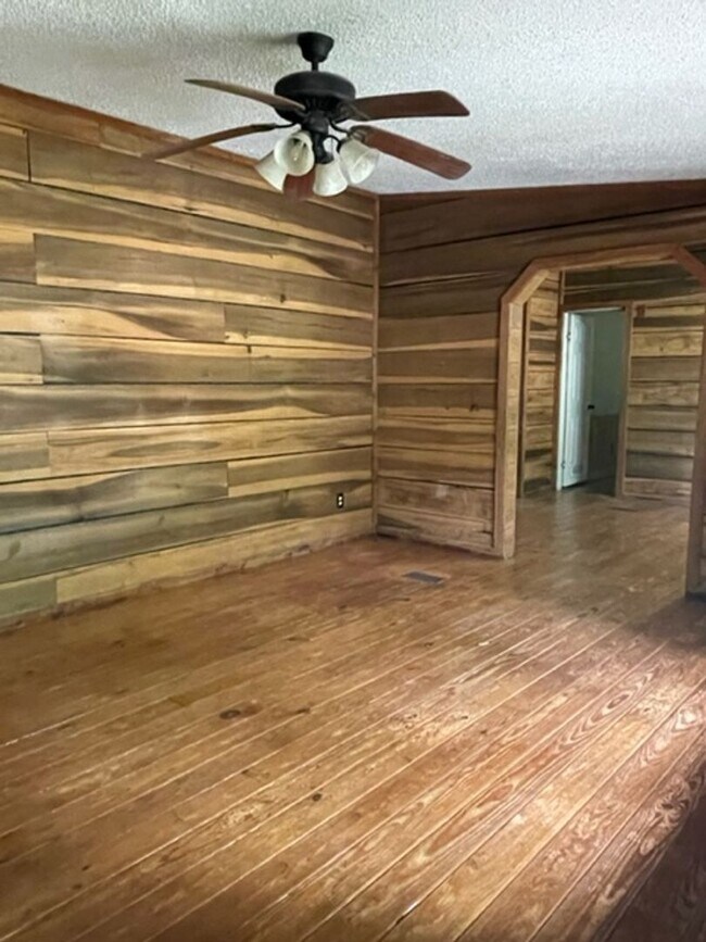 Building Photo - Rustic home in Citronelle