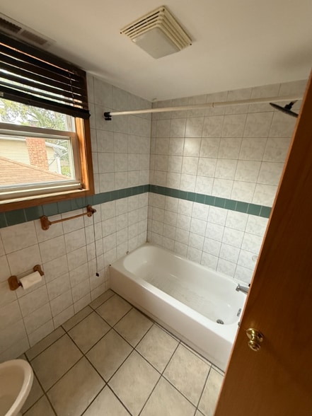 Building Photo - 6119 W Giddings St