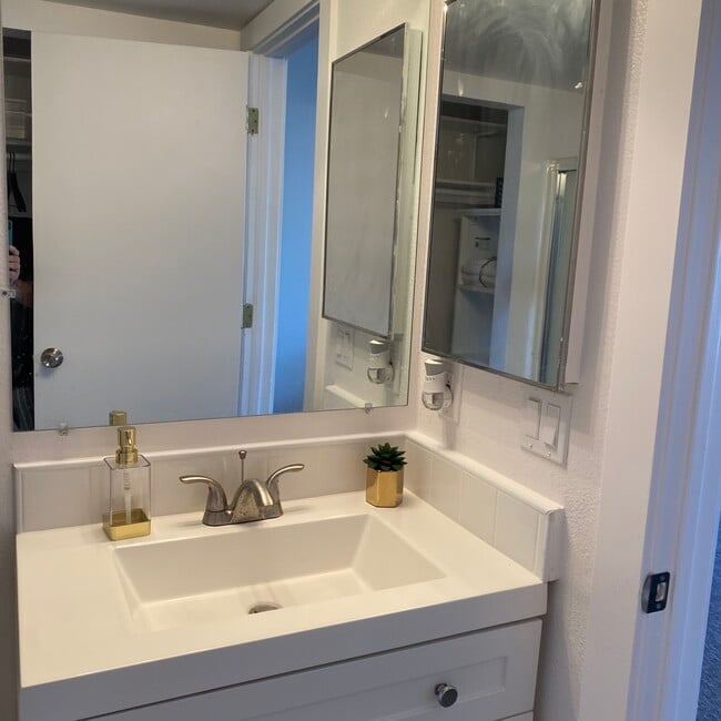 Modern Bathroom - 1125 N 7th Ave