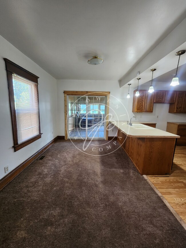 Building Photo - 3 bed 1 bath with bonus rooms!