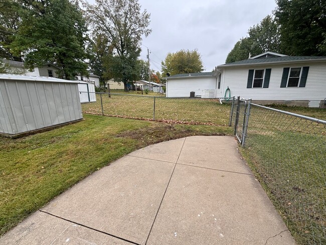 Building Photo - 1010 Larkin Dr