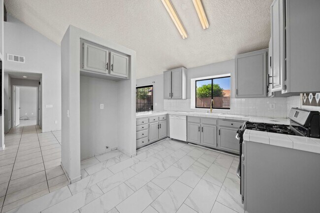 Building Photo - 5135 Pacifica Ave