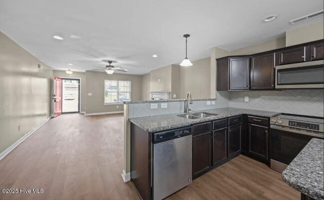 Building Photo - 821 Jade Ln