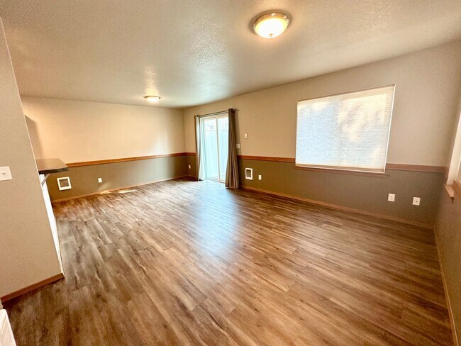 Building Photo - Updated Townhouse in Ellenbsurg