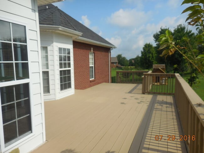 Building Photo - Lage 3 Bedroom  2 1/2 Bath Pet Friendly Home For Rent