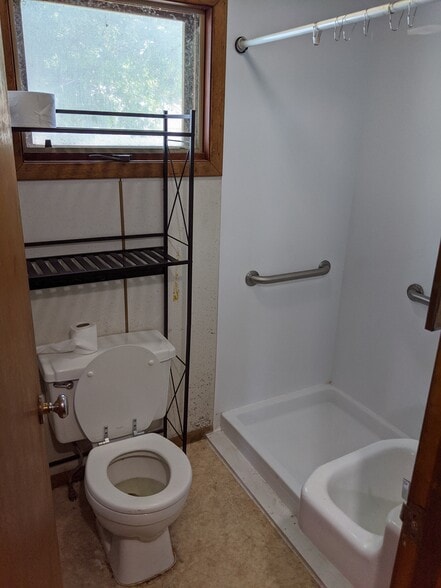 Building Photo - 406 11th St NE