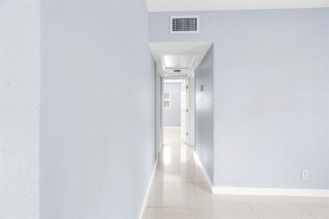 Building Photo - 416 NE 15th Ave