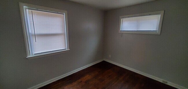 Building Photo - 2 Bedroom 1 Bathroom House!