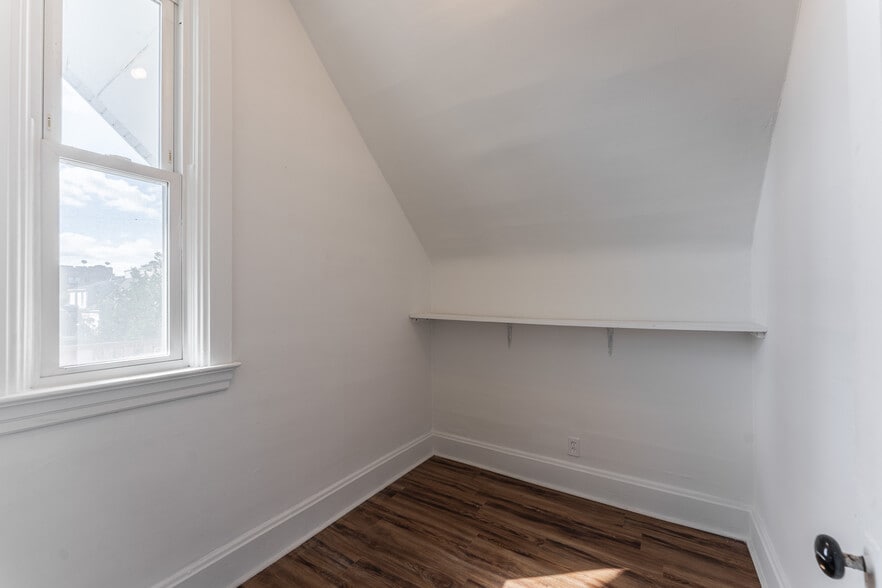 Building Photo - 2853 W Dickens Ave