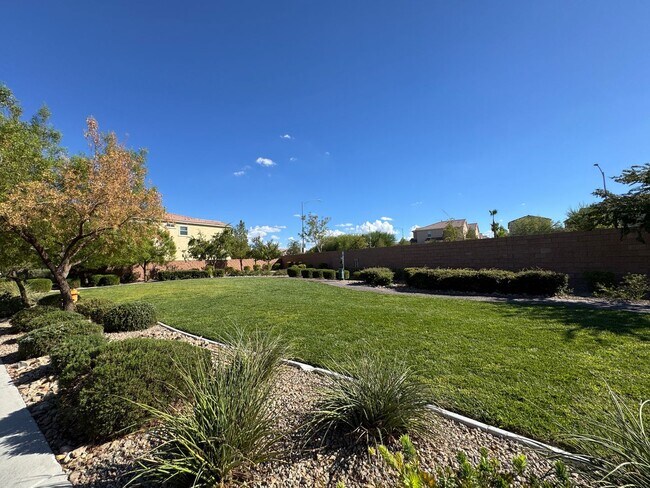 Building Photo - Newer Home with Gated Community Single Fam...