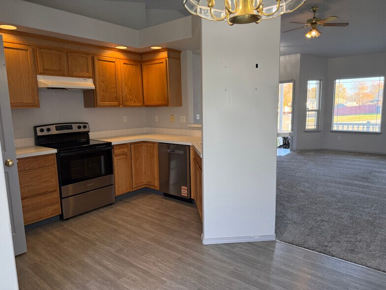 Building Photo - 607 Meadowbrook Dr