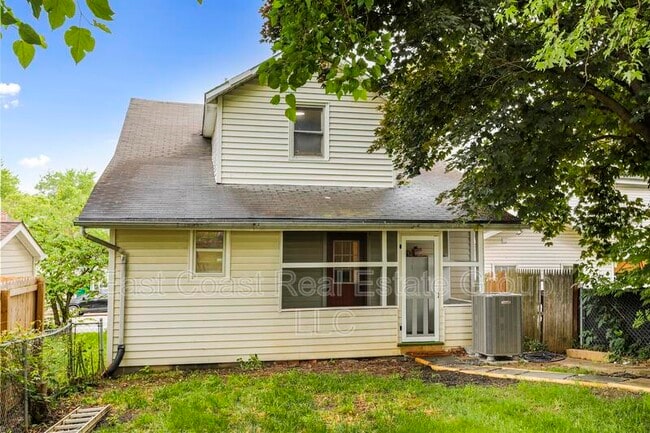 Building Photo - 208 N Mary St