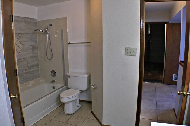 Building Photo - Charming Single-Story Home Move-in-Ready