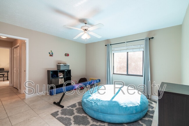 Building Photo - 915 Woodleaf Way