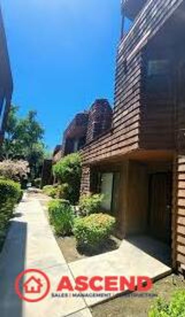 Building Photo - Charming Townhouse in the Stockdale Area