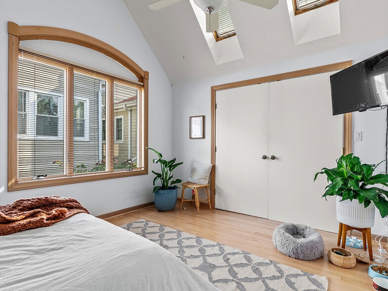 Building Photo - 1929 W Henderson St