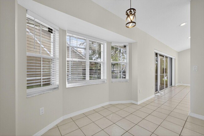 Building Photo - 12865 Meadowbend Dr