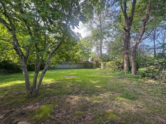 Building Photo - 1203 W Schwartz St