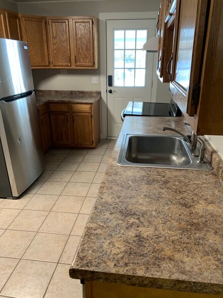 Kitchen - 8 Hillside Ave