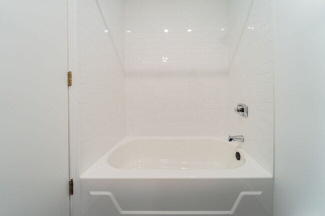 Building Photo - Newly Remodel Home in West Hills!