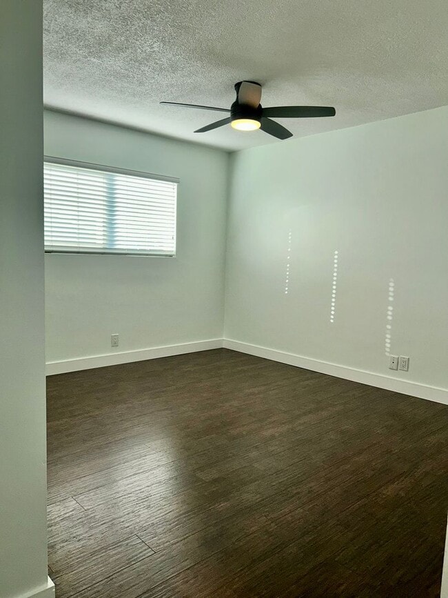 Building Photo - 1028w