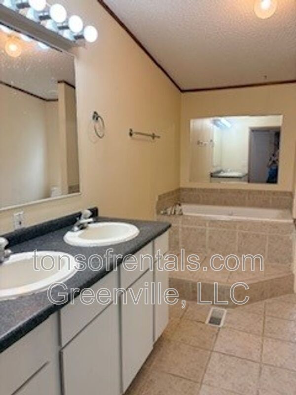Building Photo - 112 Acorn Trail