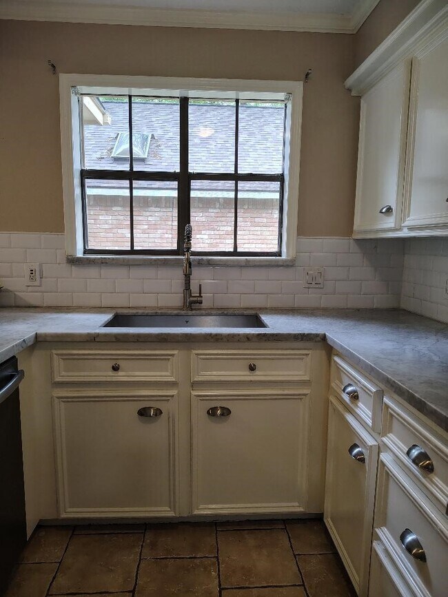 Building Photo - 2823 Whitman Dr