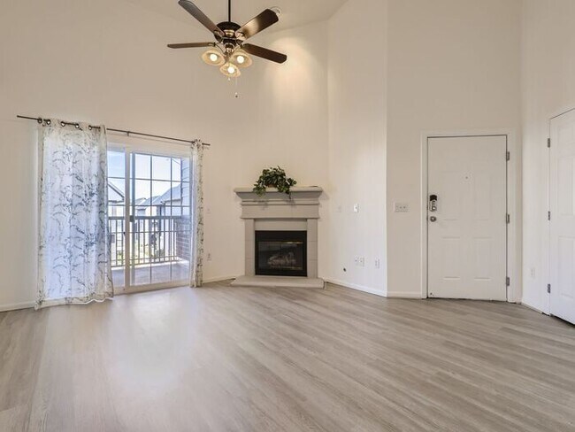 Building Photo - Stunning 2 bedroom 2 bath with loft in Aurora!